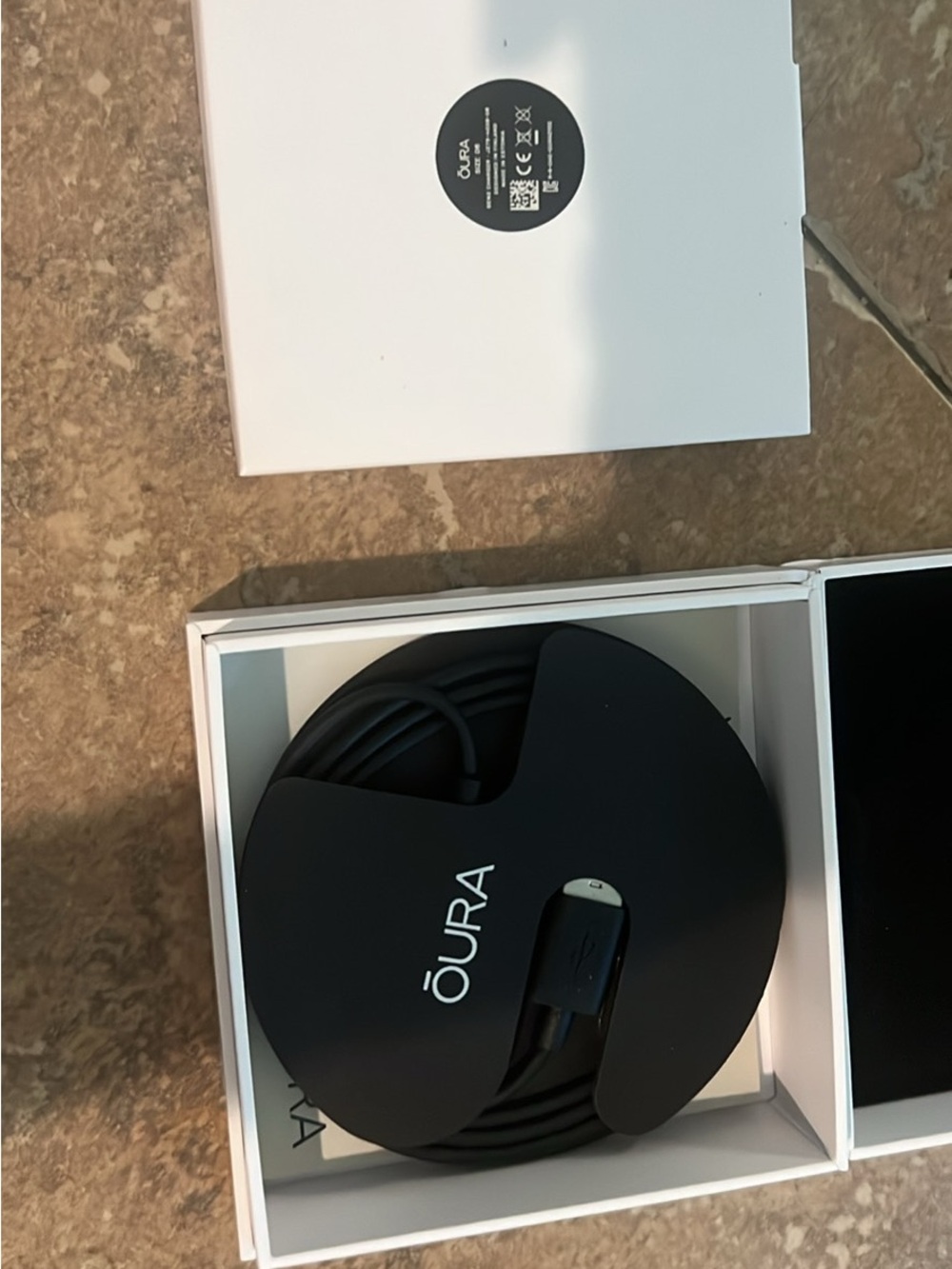 Oura Smart Ring Gen3 in Gloss Black - Picture 7 of 9